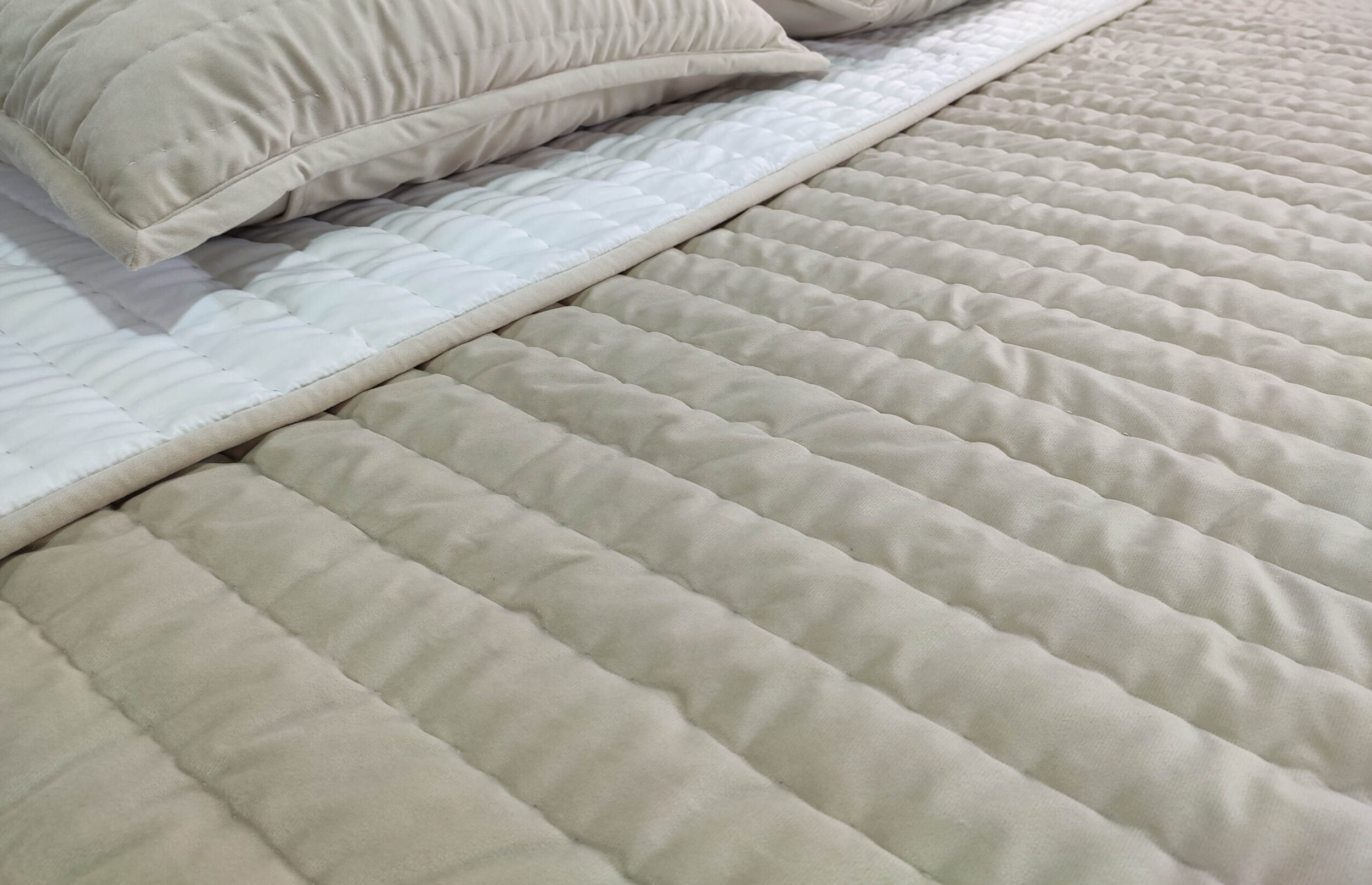 02-26-scaled-1.jpg Beautiful Beige & White Bed Spread - BDS 03 (250x250cm) - Image 2