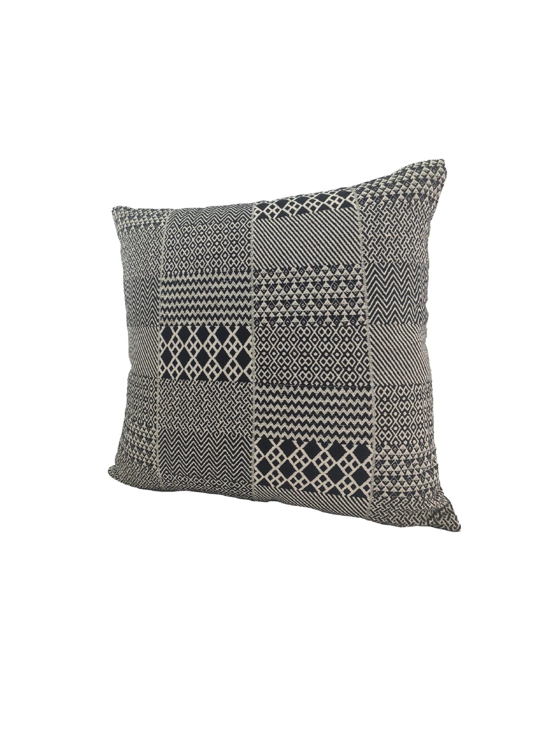 02-7-scaled-1.jpg Black & White Cotton Cushion Cover - CS 130 (45x45cm) - الصورة 2