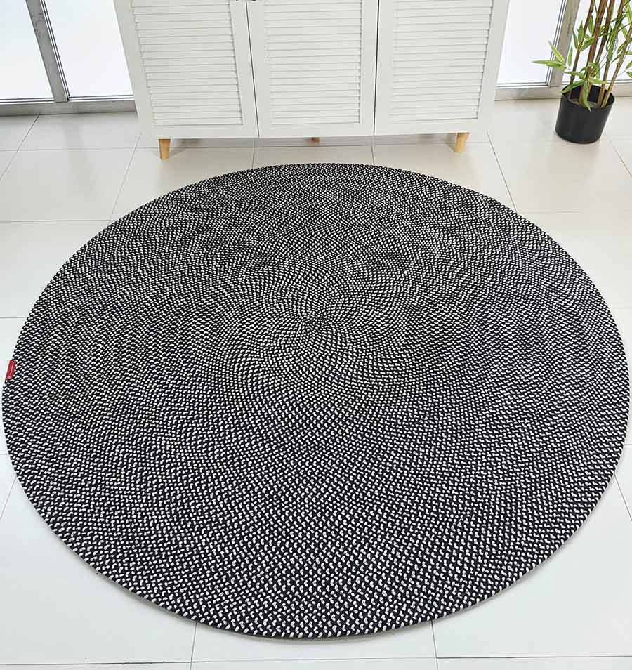 Contemporary Black & White Cotton Round Rug for Modern Homes - BR 007 (120cm) by Ramsha Home Versatile round rug in black and white cotton for interior decor - BR 007 (120cm) by Ramsha Home