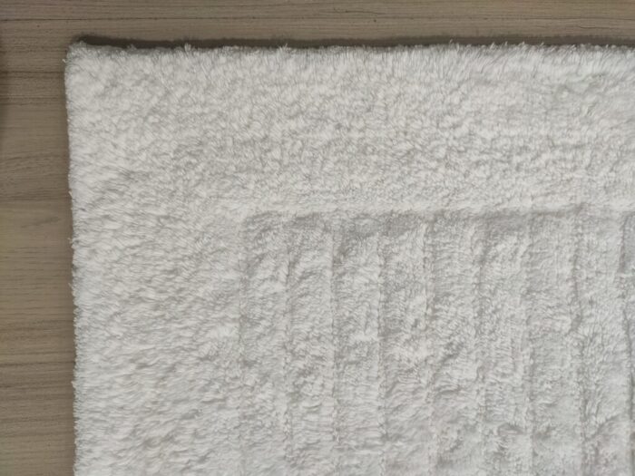 ⁦Bleach White Non-Slip Fluffy Soft Cotton Bathmat - BT 004 (60x90cm)⁩ - الصورة ⁦4⁩