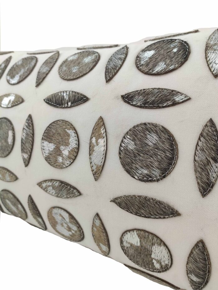 ⁦Modern Farmhouse White Leather Cushion - CS 101 (30x50cm)⁩ - الصورة ⁦3⁩