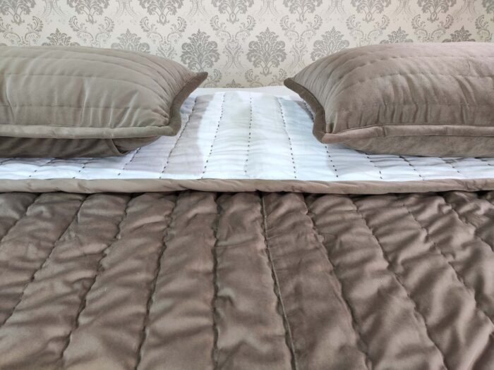 ⁦Stunning Brown & White Bed Spread - BDS 01 (250x250cm)⁩ - الصورة ⁦4⁩