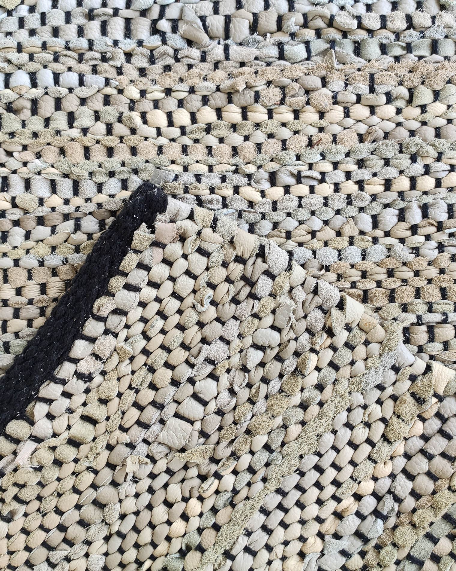 IMG_20220706_115042-1.jpg Multi Color Leather Area Woven Rug - WR 012 (170x240cm) - الصورة 4