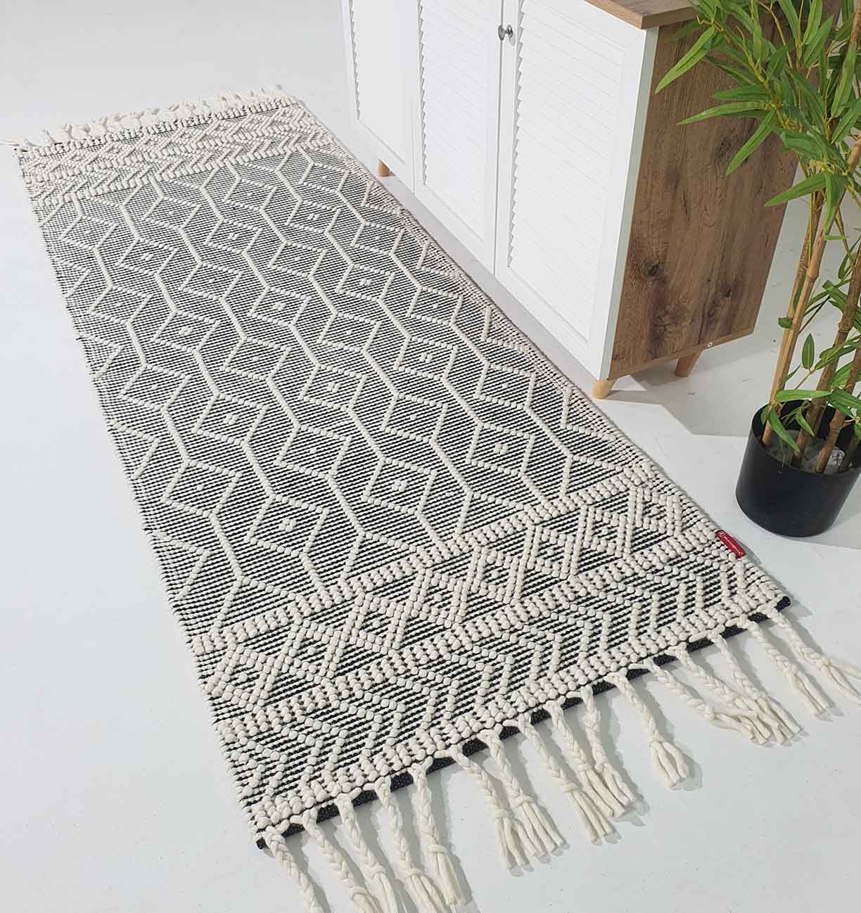 Sideways View of Black and Natural Color Wool and Cotton Rug SRN-018 - Ramsha Home Sideways View of Black and Natural Color Wool and Cotton Rug SRN-018 - Ramsha Home