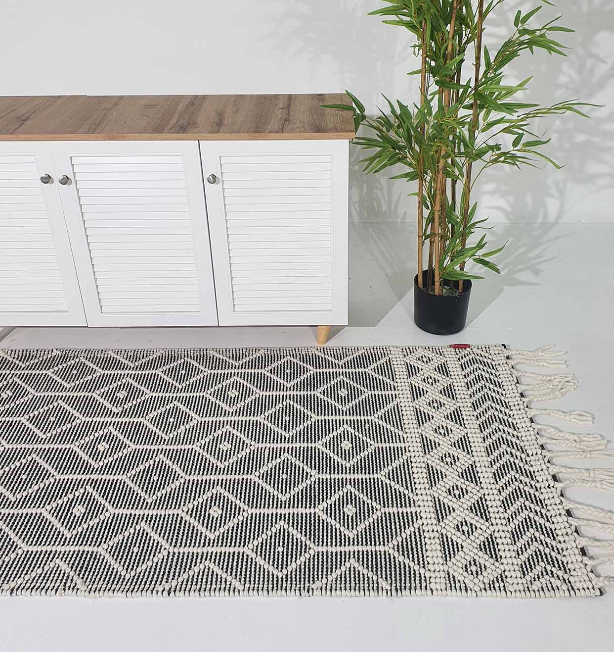 Lateral View of Elegant Black and Natural Wool and Cotton Rug SRN-018 - Ramsha Home Lateral View of Elegant Black and Natural Wool and Cotton Rug SRN-018 - Ramsha Home