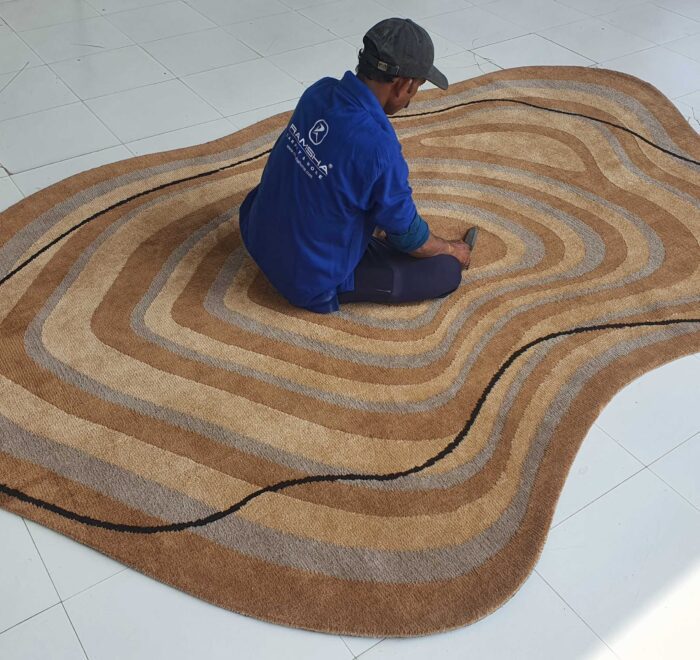 Modern carpet and rugs collection in Dubai with silk carpets, tufted rugs, bedroom rugs, and traditional rugs for living rooms.