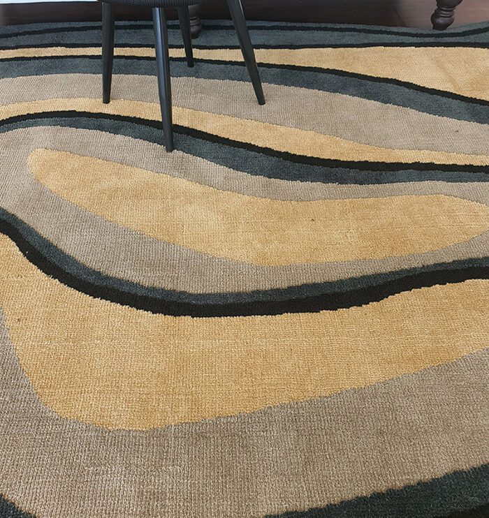Modern carpet and rugs collection in Dubai with silk carpets, tufted rugs, bedroom rugs, and traditional rugs for living rooms.