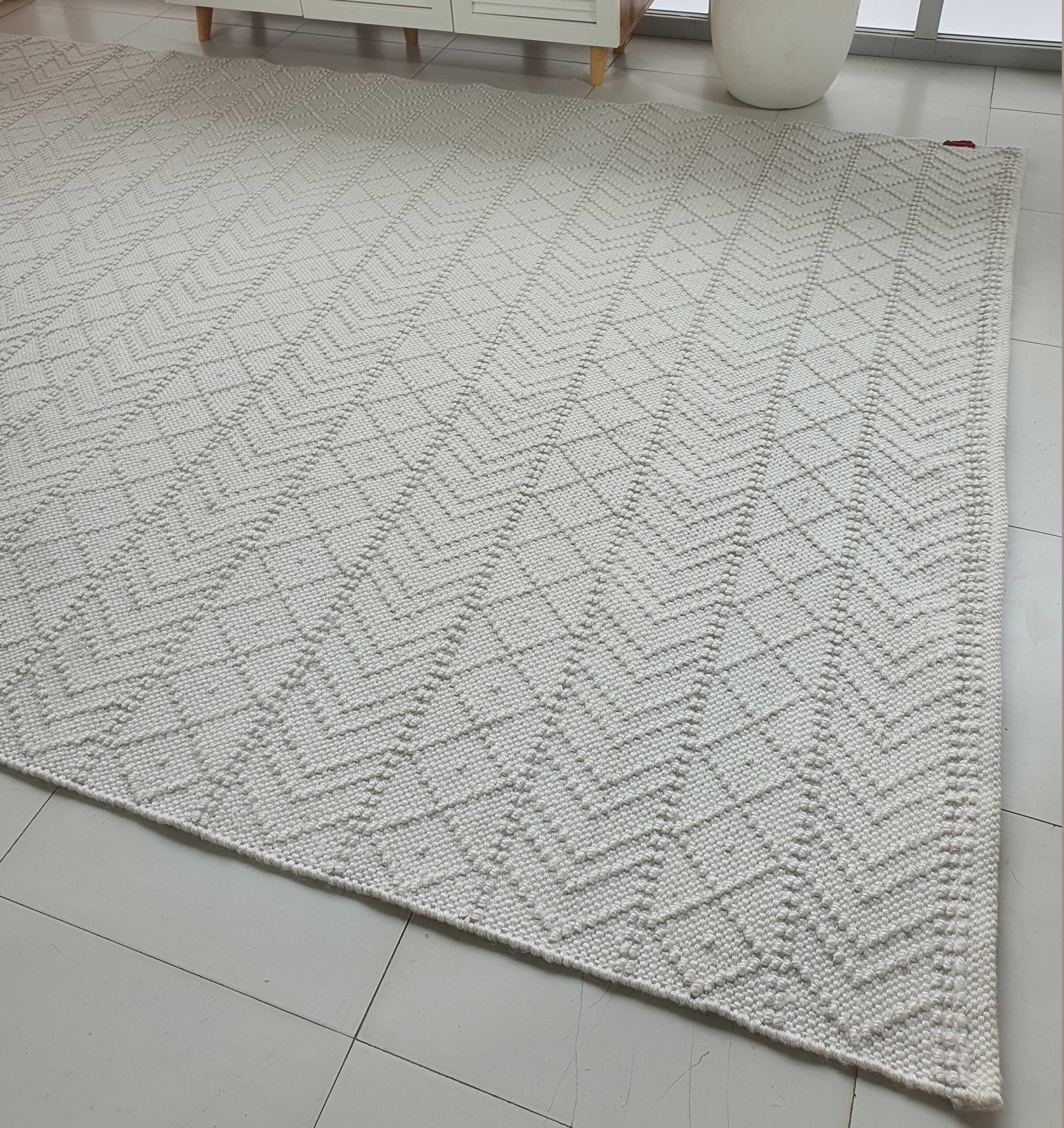 Stylish White Polyester Rug SR 022 (80x200cm) by Ramsha Home Stylish white polyester rug SR 022 (80x200cm) for modern interiors by Ramsha Home