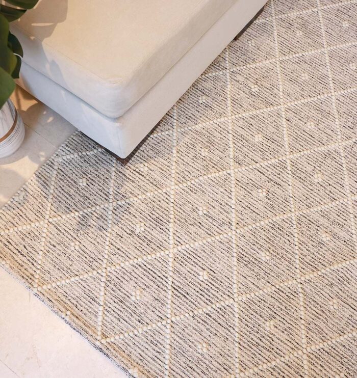 Hand woven wool rug from India, perfect as a bohemian hallway rug or indoor rug for modern homes in UAE and Dubai.