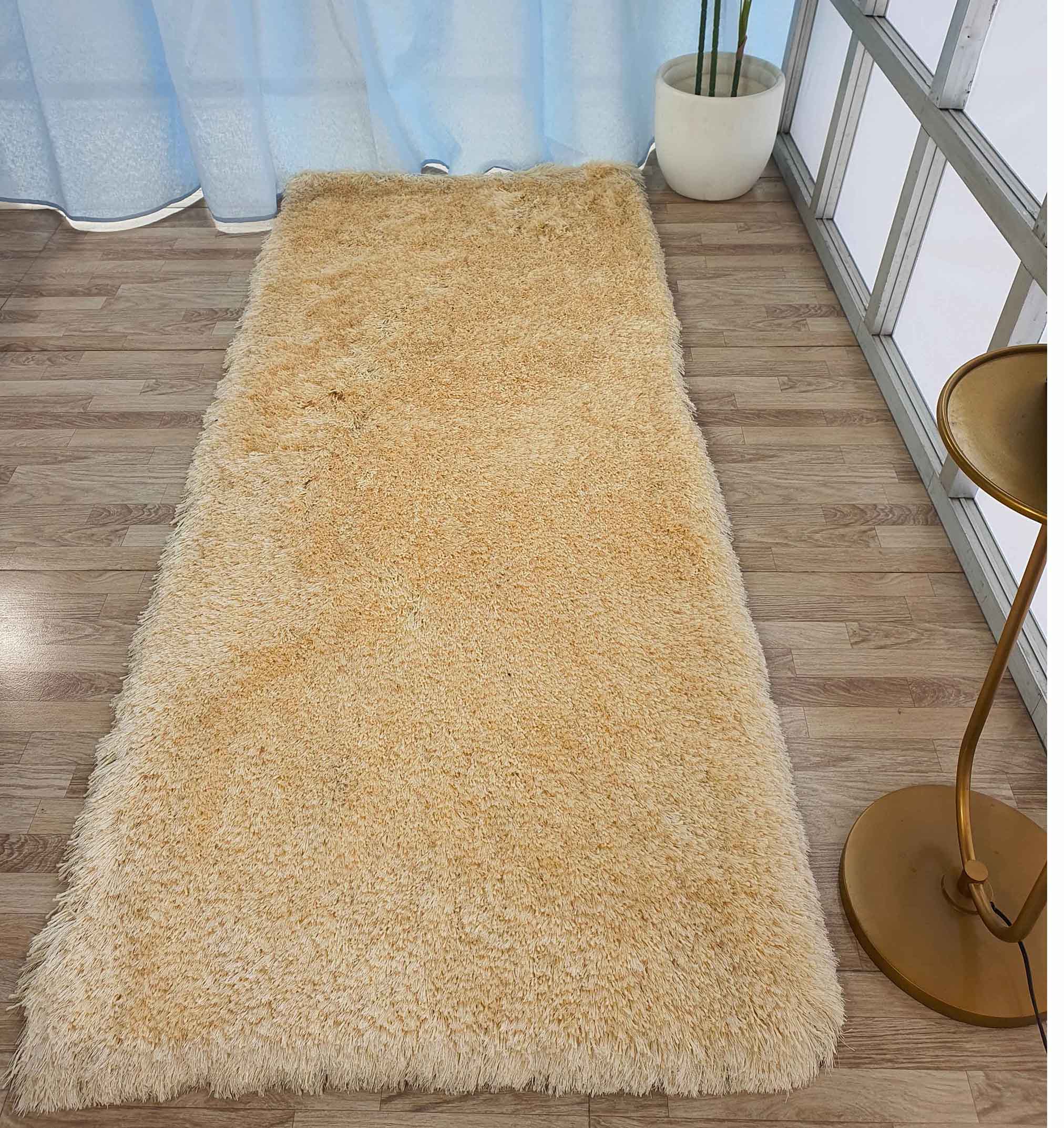 Elegant Sideways View: Beige Shaggy Rug (Design No. MPV-08) - Ramsha Home Sideways View of Beige Shaggy Rug (Design No. MPV-08) - Ramsha Home