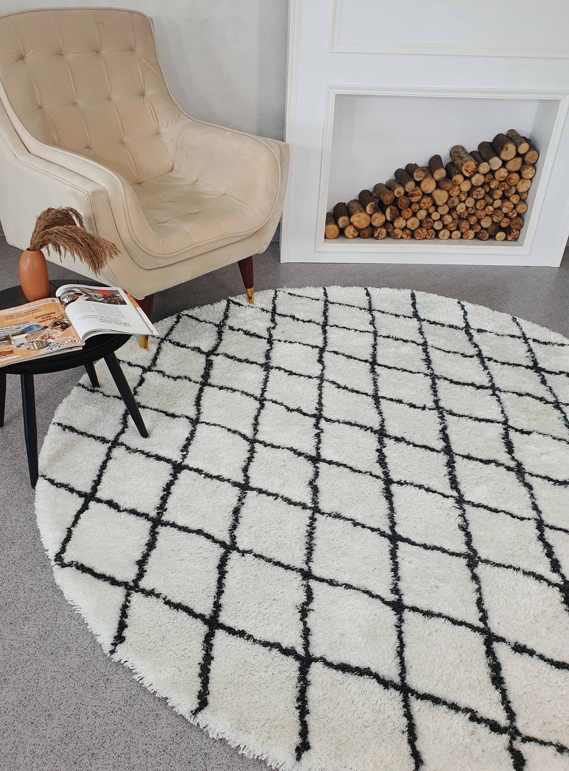 Elevate Your Home in Cold Areas: Ramsha Home's White and Black Line Shaggy Rug - 150 CM Round White & Black Line Shaggy Rug - MPS 06 (150cm)