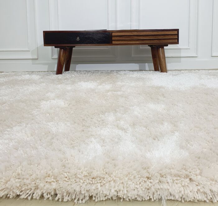 White shaggy rug by Ramsha Home