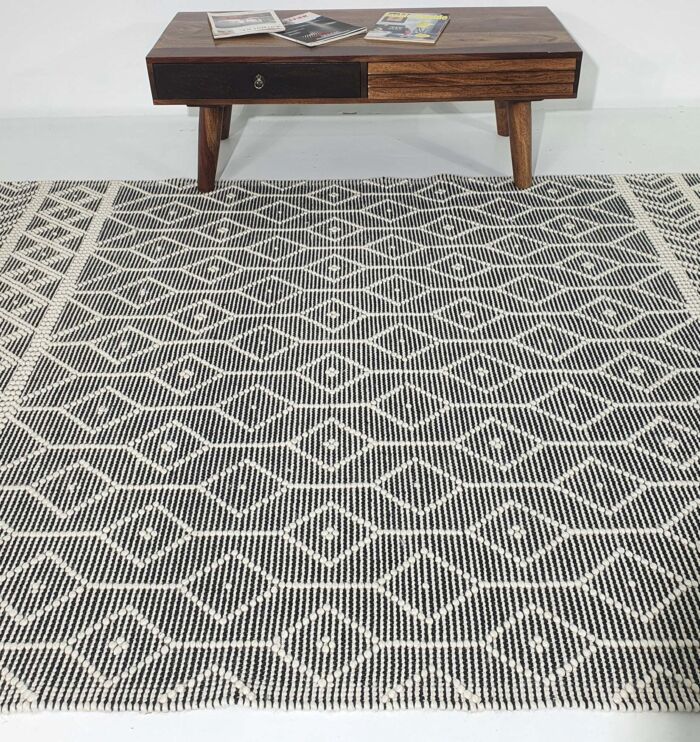 Black and natural color wool and cotton area rug SRN 018 (200x300cm) handcrafted by Ramsha Home