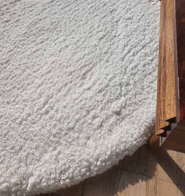 Closeup of White Round Shaggy Rug - Soft and Plush - Ramsha Home