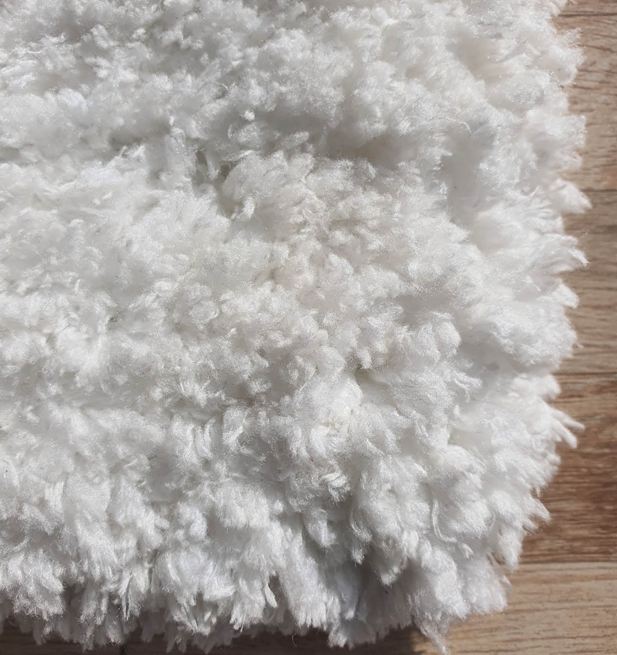 uxurious Texture: Close-Up of White Shaggy Rug SG-06 - Ramsha Home Close-Up of Luxurious Texture: White Shaggy Rug SG-06 - Ramsha Home