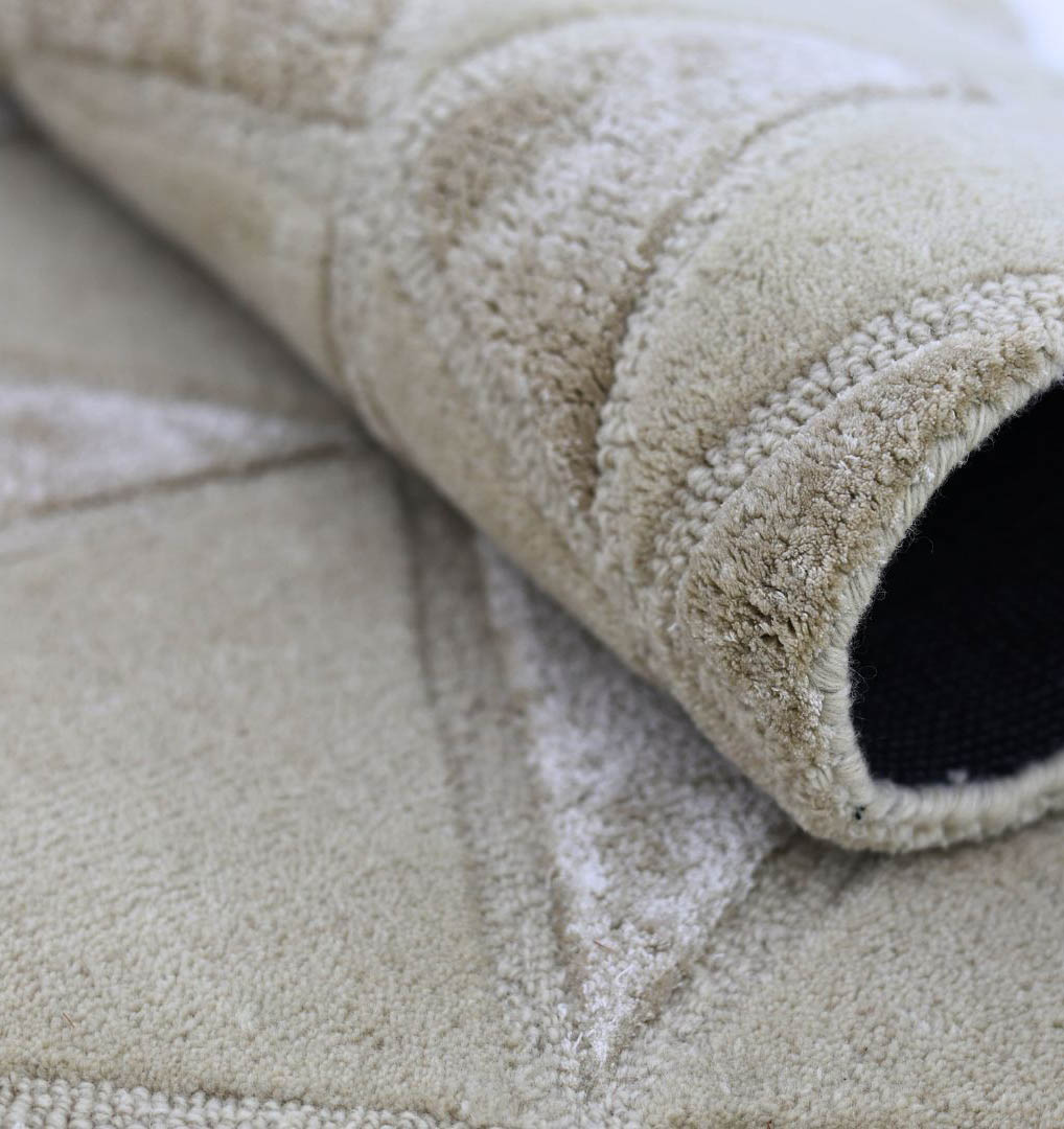 Handmade Rug – Crafted Elegance & Lasting Comfort Elegant handmade rug showcasing traditional weaving and enduring quality