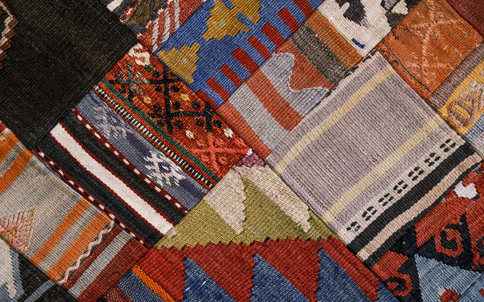 Turkish Kilims – Timeless Craftsmanship & Cultural Elegance Authentic Turkish kilims featuring geometric patterns and traditional handwoven artistry