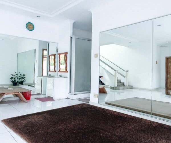 Handmade Rug – Authentic Craft & Lasting Beauty Handmade rug with artisanal craftsmanship, soft texture, and timeless design for elegant home décor.