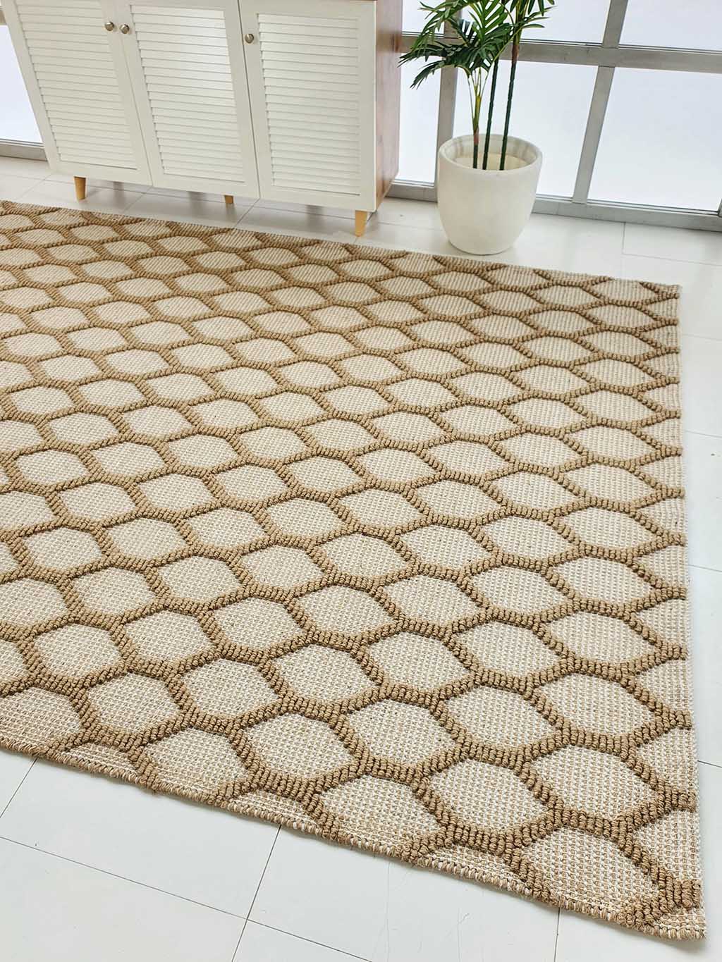 Woven Rug – Classic Craft & Modern Comfort Woven rug with artisanal texture, durable quality, and versatile design for modern and classic interiors.