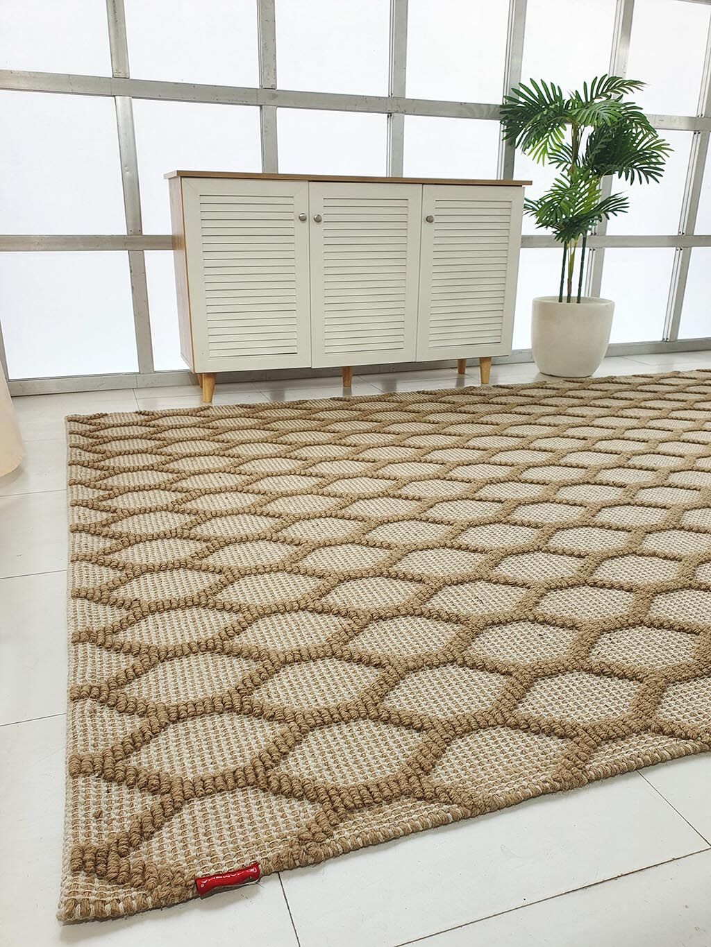 Woven Rug – Classic Craft & Modern Comfort Woven rug with artisanal texture, durable quality, and versatile design for modern and classic interiors.