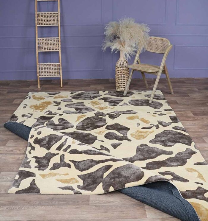 Upgrade your interiors with this stylish handmade rug from Dubai. Designed as a big living room carpet, it combines modern aesthetics with premium tufted craftsmanship. Soft underfoot and built to last, this large rug is one of the best choices in UAE for creating a warm and sophisticated home atmosphere.
