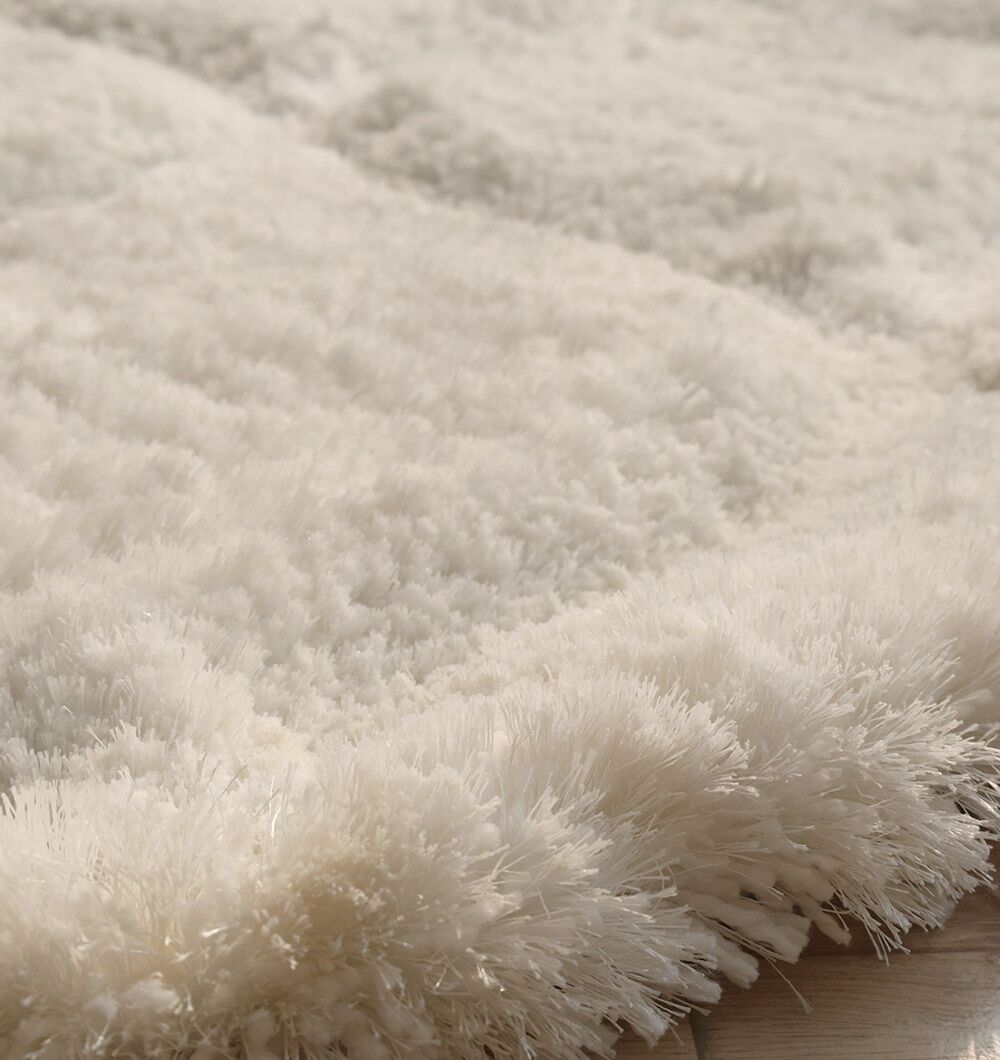 White Color Round Shaggy Rug – Soft Elegance & Cozy Living White round shaggy rug with soft plush texture, modern design, and cozy comfort for home décor.