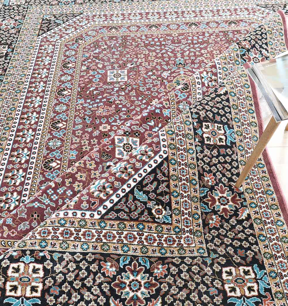 Machine Made Rug – Durable Elegance for Everyday Living Upgrade your space with the durability and elegance of this machine-made rug.