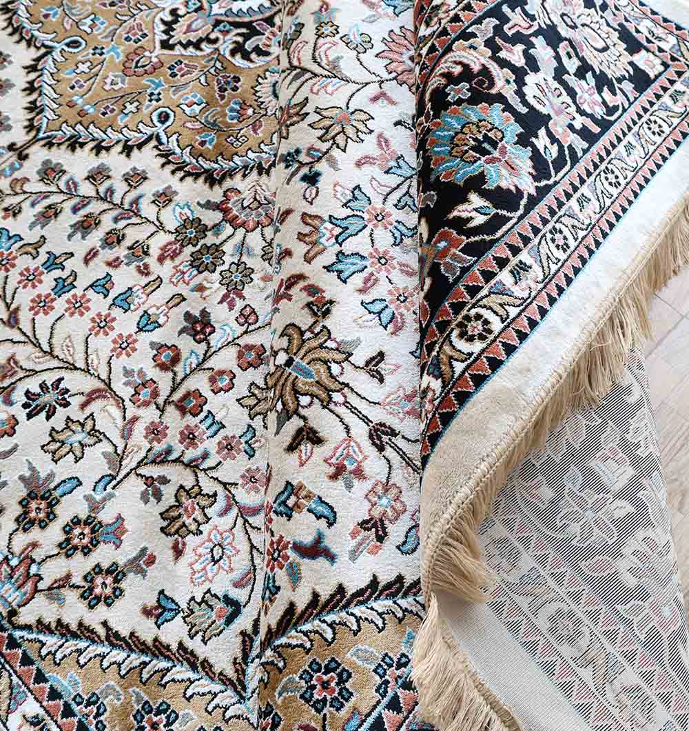 Machine Made Rug – Durable Elegance for Everyday Living Upgrade your space with the durability and elegance of this machine-made rug.
