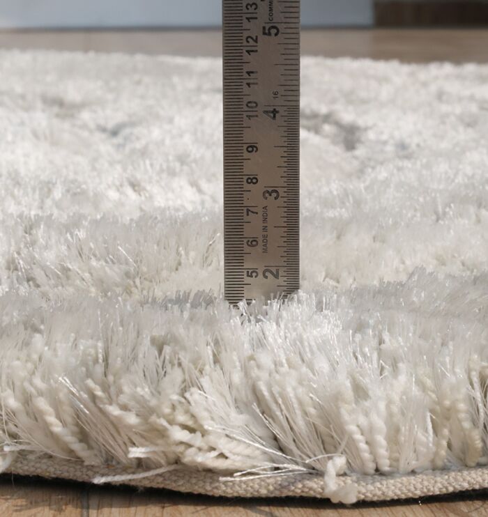 Soft shaggy shape rug designed for living rooms, offering cozy comfort, modern style, and long-lasting quality.