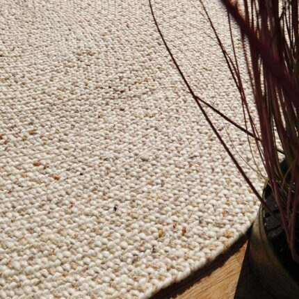 Round jute carpet for living room and bedroom, designed in a modern carpet style to suit home décor in Dubai.