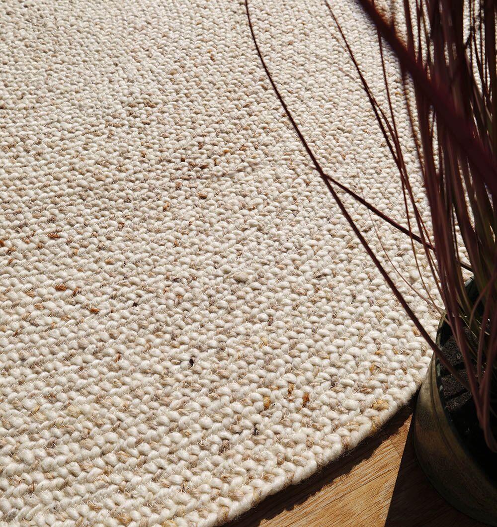 Round Carpets Dubai – Jute Rugs, Modern Carpet Designs & Home Carpets Round jute carpet for living room and bedroom, designed in a modern carpet style to suit home décor in Dubai.
