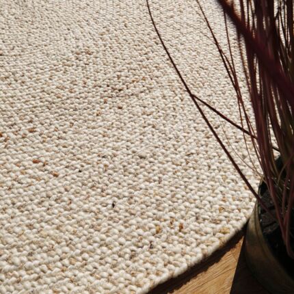 Round jute carpet for living room and bedroom, designed in a modern carpet style to suit home décor in Dubai.