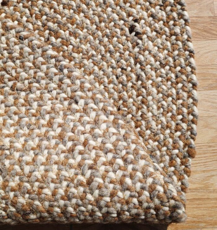 Round jute carpet for living room and bedroom, designed in a modern carpet style to suit home décor in Dubai.
