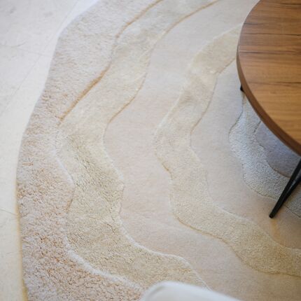 Handmade round tufted rug in Dubai, perfect as a living room carpet or bedroom rug, available in UAE for home décor.