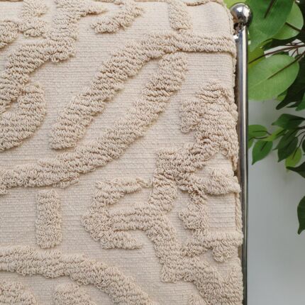 Cozy throw blankets and sofa throws with soft textures, perfect as bed throws and decorative throw pillows.