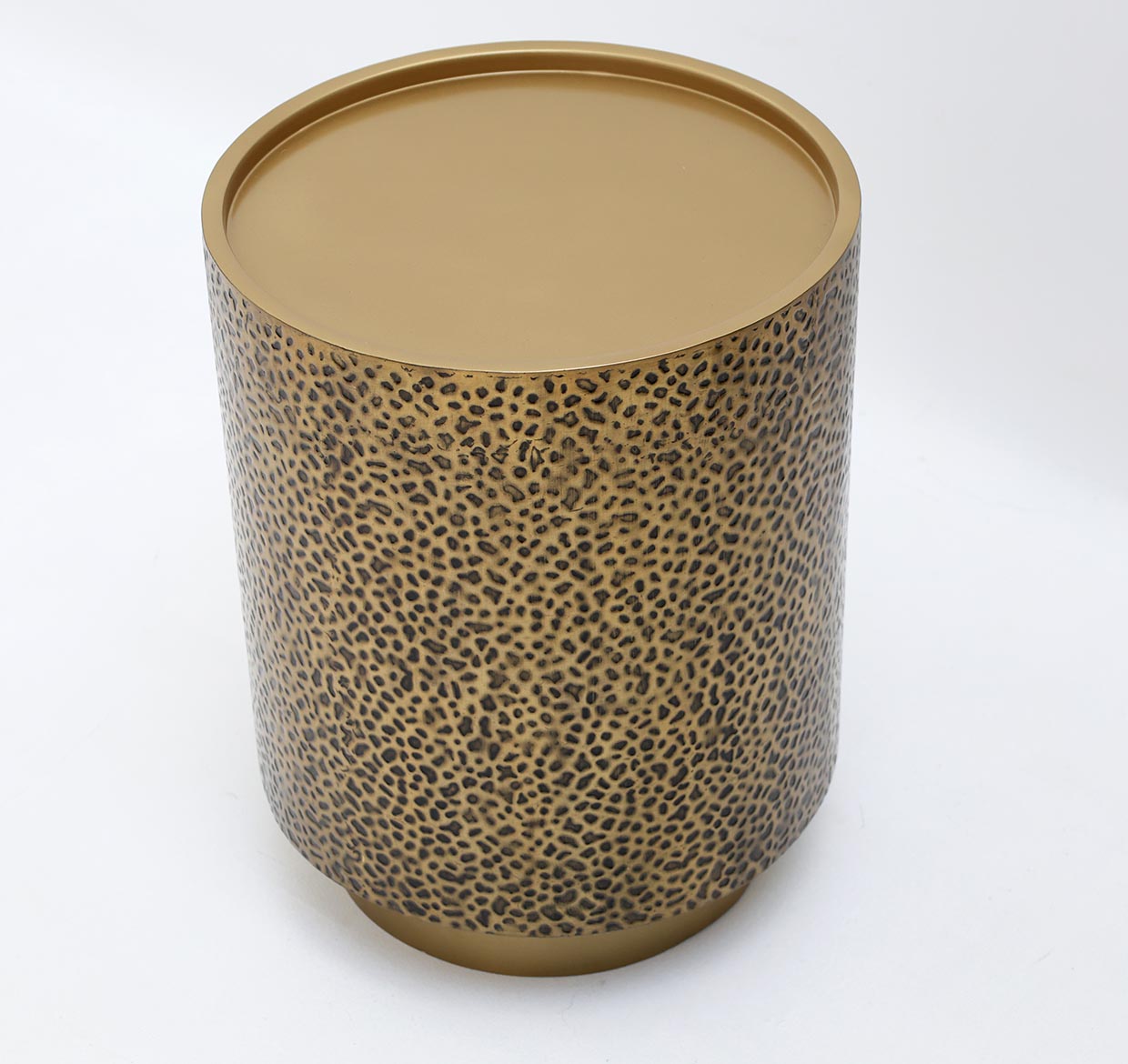 Close-Up Inclined Top – Luxury Iron Side Table GH-085 Close-up angled top view of luxury iron side table GH-085 with textured design