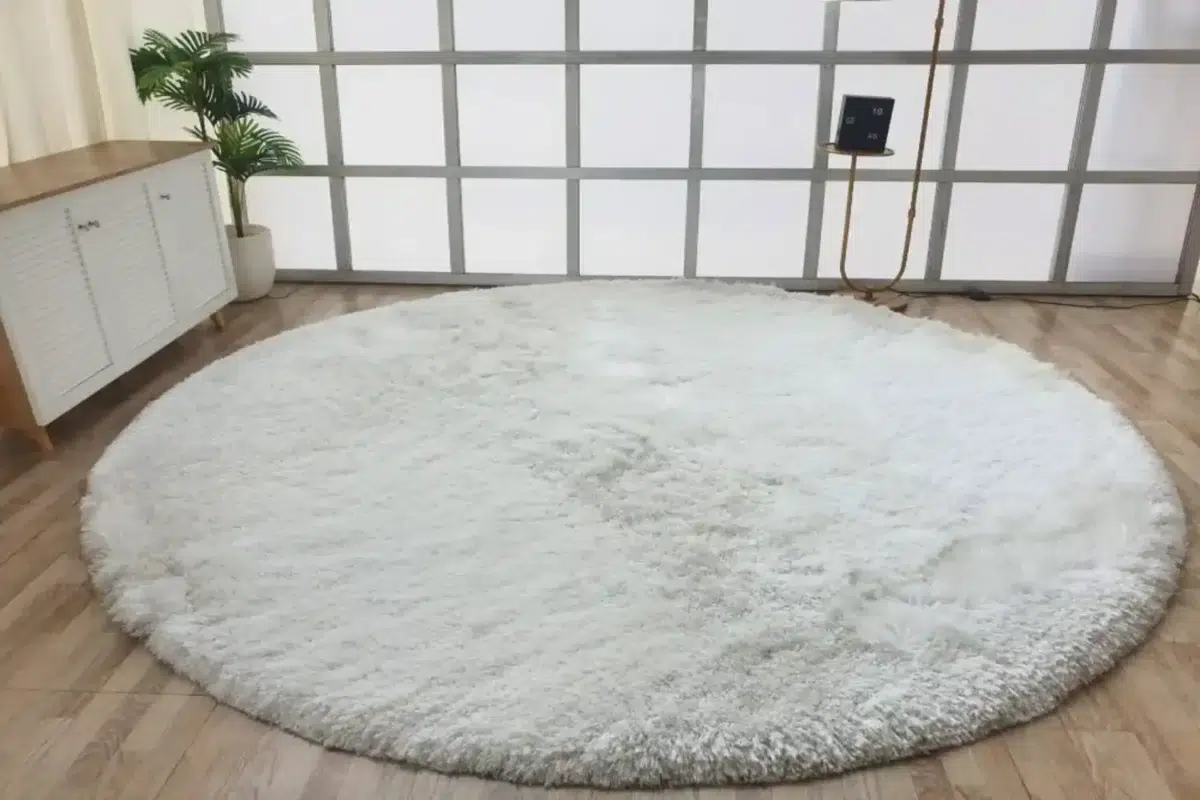 Cozy round shaggy rug in modern home décor setting