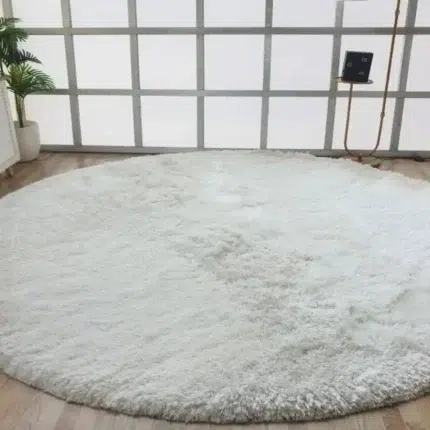 Cozy round shaggy rug in modern home décor setting