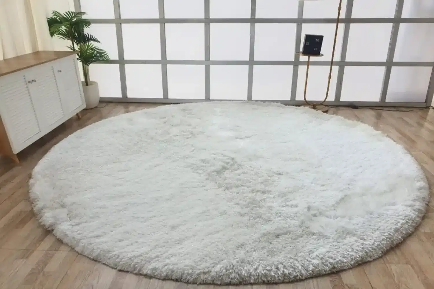 Cozy round shaggy rug in modern home décor setting