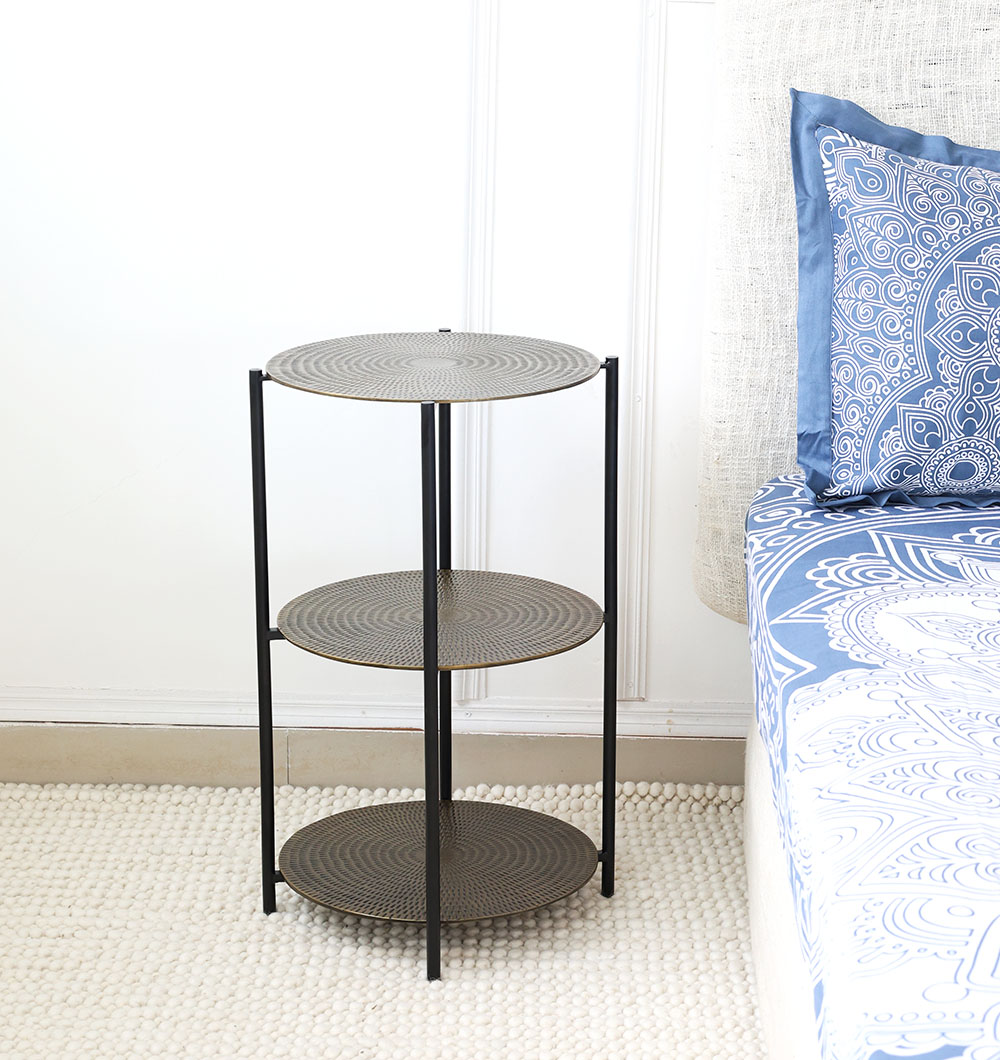 Modern Round Side Table – Bedside Coffee Table with Wooden Top & Black Metal Base Round wooden side table with black metal base placed beside the bed – modern bedside furniture