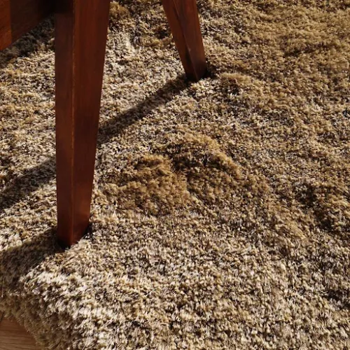 Brown Shaggy Rug – Close-Up of Soft Plush Texture Close-up of brown shaggy rug showing soft texture and plush fibers